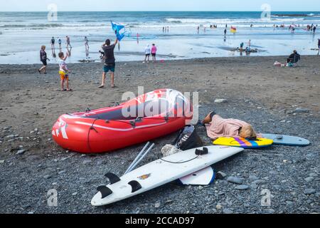 Beschäftigt, überfüllt, Borth, Borth Beach, mit, ein, riesig, Zustrom, von, Touristen, vor allem, aus, England, Englisch, auf, windig, Tag, mit, Böen, vor, zu, ein, Sturm, machen, groß, Surfen, Surfen, Bedingungen, und kompetent, Surfer, und, Anfänger, nehmen, zu, die, Wasser, Wasser. Gelegen, an, Cardigan Bay, nördlich, von, Aberystwyth, Borth Beach, erstreckt sich für, viele, Meilen, nach, Ynyslas, und ist ein beliebter Surfspot. Die, Menschenmassen, sind, besonders groß, weil viele Briten bleiben Aufenthalt in diesem Jahr. Stockfoto