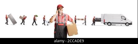 Mover Gespräch auf einem Mobiltelefon und andere Mitarbeiter Putting Haushaltsgegenstände in einem weißen Van isoliert auf weißem Hintergrund Stockfoto