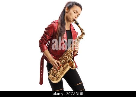 Junge Saxophonistin in einer roten Lederjacke spielt Jazz Musik auf weißem Hintergrund isoliert Stockfoto