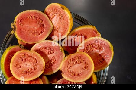 Guava-Früchte (Psidium guajava). Guava ist die Frucht von Guava, einem Baum der Art Psidium guajava, der Familie der Myrtaceae, ursprünglich aus tropischen Stockfoto