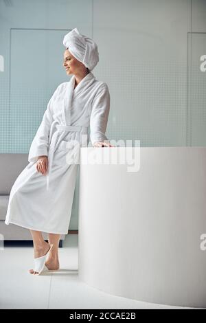Verträumter Spa-Kunde starrt in die Ferne Stockfoto