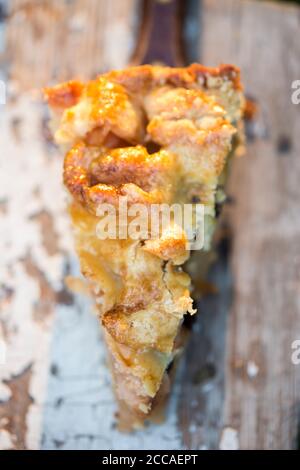 Apfelkuchen mit Rosinen, Mandeln und Zimt Stockfoto