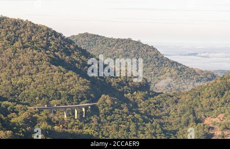 Viadukt über dem Tal der Sonne, bekannt als die 'Devil's Kehle'. Bundesstraße. Santa Maria, Bundesstaat Rio Grande do Sul, Brasilien. Brasilianische Straße ne Stockfoto