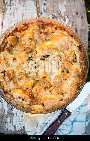 Apfelkuchen mit Rosinen, Mandeln und Zimt Stockfoto