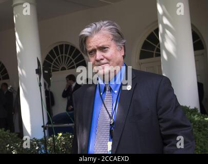 Tokio, Japan. August 2020. Steve Bannon, ehemaliger Chefstratege des Weißen Hauses für Präsident Donald Trump, wurde am Donnerstag, den 20. August 2020, zusammen mit drei anderen verhaftet, weil er Hunderttausende von Dollar von Spendern verschandelt hatte. Bannon wird im Weißen Haus gezeigt, wo Trump angekündigt hat, die USA würden am 1. Juni 2017 aus dem Pariser Klimaabkommen ausziehen. Datei Foto von Kevin Dietsch/UPI Kredit: UPI/Alamy Live News Stockfoto