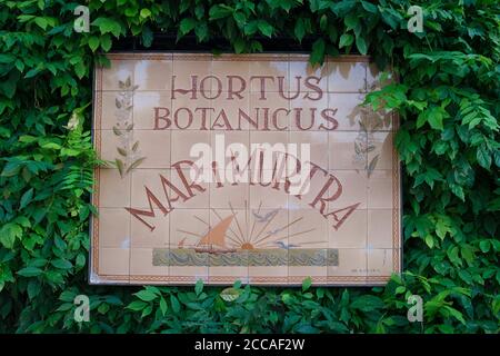 Dekoratives Keramikschild am Eingang des Botanischen Gartens Marimurtra. Blanes. Provinz Girona. Katalonien. Spanien. Stockfoto