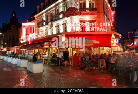 Brasserie Le Central ist ein traditionelles französisches Restaurant im historischen Zentrum von Trouville, einem berühmten Badeort. Stockfoto