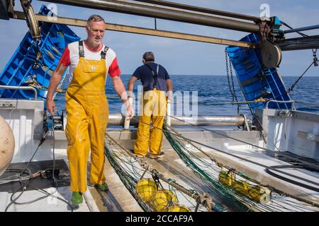 Fischer, die an einem Trawler arbeiten. Palamós. Costa Brava. Katalonien. Spanien. Stockfoto