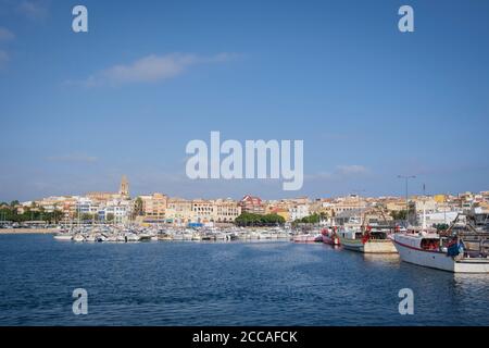 Boote im Hafen von Palamós mit dem Dorf im Hintergrund vertäut. Costa Brava. Provinz Girona. Katalonien. Spanien. Stockfoto