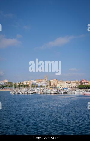 Boote im Hafen von Palamós mit dem Dorf im Hintergrund vertäut. Costa Brava. Provinz Girona. Katalonien. Spanien. Stockfoto