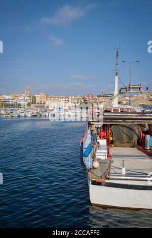 Boote im Hafen von Palamós mit dem Dorf im Hintergrund vertäut. Costa Brava. Provinz Girona. Katalonien. Spanien. Stockfoto