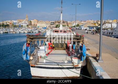 Boote im Hafen von Palamós mit dem Dorf im Hintergrund vertäut. Costa Brava. Provinz Girona. Katalonien. Spanien. Stockfoto