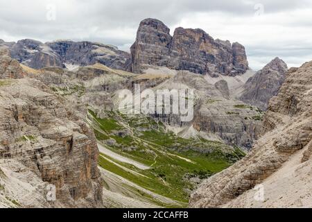 Italien Venetien - Panorama vom Klettersteig zum Monte Paterno. Im Hintergrund die Berggruppe mit der Croda dei Toni, der Croda Berti, der Cima Sud und der Cima d'Auronzo. Auf der rechten Seite die Cima dell'Agnello Stockfoto