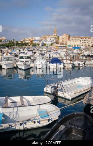 Boote im Hafen von Palamós mit dem Dorf im Hintergrund vertäut. Costa Brava. Provinz Girona. Katalonien. Spanien. Stockfoto