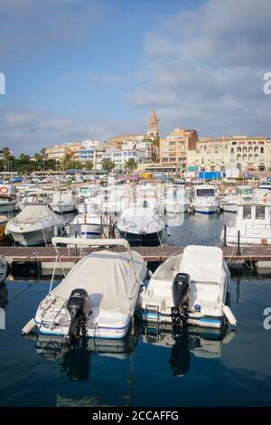 Boote im Hafen von Palamós mit dem Dorf im Hintergrund vertäut. Costa Brava. Provinz Girona. Katalonien. Spanien. Stockfoto