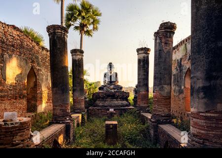 INN WA (MANDALAY), MYANMAR (BURMA) - 16. Feb 2019: Yadana Hsemee Pagoda Complex Inn Wa, Myanmar (Burma) - EINE große imperiale Hauptstadt links in m fallen Stockfoto