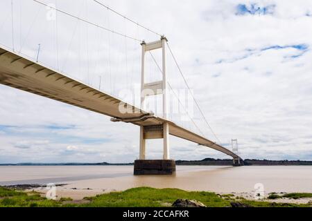 Spannweite der alten Severn Bridge, die die Autobahn M48 über die Severn River Mündung von Beachley, Gloucestershire, England, Großbritannien, führt Stockfoto