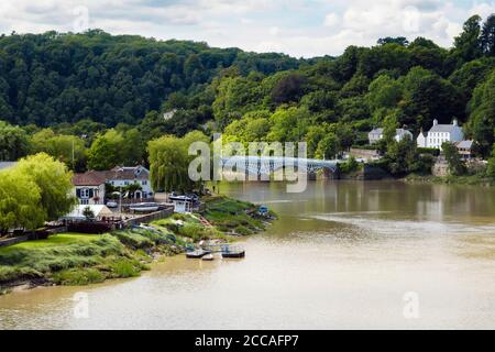 Blick entlang des Flusses Wye zum Riverside Park und Old Wye Bridge an der Grenze zwischen englischen und walisischen Nationen. Chepstow, Monmouthshire, Wales, Großbritannien Stockfoto