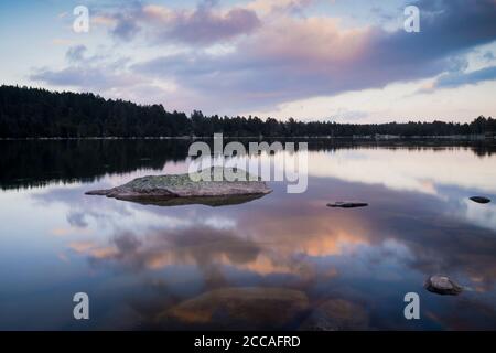 Malniu See mit den umliegenden Bergen auf dem Wasser reflektiert. Pyrenäen. Katalonien. Spanien. Stockfoto