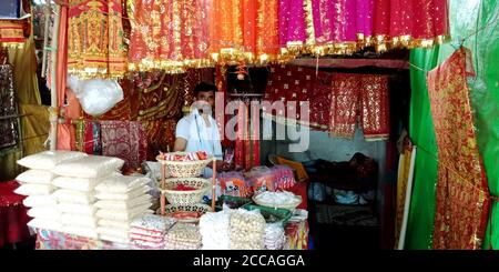 DISTRIKT SATNA, MAIHAR STADT, INDIEN - 12. SEPTEMBER 2019: Ein asiatischer Dorfkaufmann, der während der hindu-Tradition religiöse Waren im Temple Street Shop verkauft Stockfoto