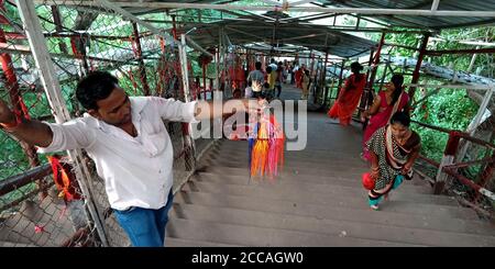 DISTRIKT SATNA, MAIHAR STADT, INDIEN - 12. SEPTEMBER 2019: Ein asiatischer Dorfmensch, der während der hindu-tra religiöse Produkte an der Ecke der Tempeltreppen verkauft Stockfoto