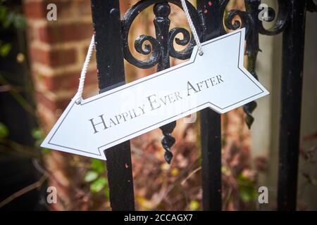 Unterschreiben Sie für einen Hochzeitsempfang und lesen Sie „Happily Ever After“ Stockfoto