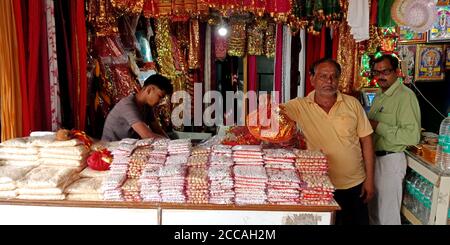 BEZIRK SATNA, MAIHAR STADT, INDIEN - 12. SEPTEMBER 2019: Hinduistische traditionelle Menschen, die religiöse Waren in der Tempelstraße verkaufen. Stockfoto