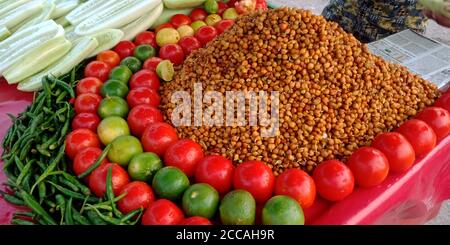 BEZIRK SATNA, MAIHAR STADT, INDIEN - 12. SEPTEMBER 2019: Kichererbsen frische Snacks zum Verkauf mit der roten Tomaten und Zitrone Kombination bei Arag dekoriert Stockfoto