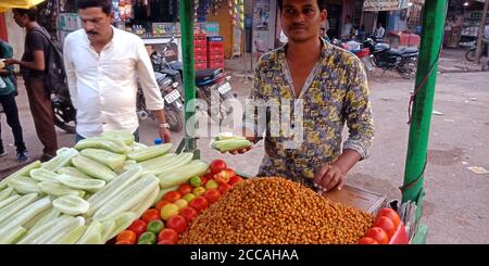BEZIRK SATNA, MAIHAR STADT, INDIEN - 12. SEPTEMBER 2019: Ein indisches Dorf armen Jungen Verkauf Chickpea frische Snacks zum Verkauf mit dem roten Toma dekoriert Stockfoto