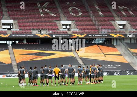 Köln, Deutschland. August 2020. Fußball: Europa League, Training vor dem Finale Inter Mailand - Sevilla FC im Rhein Energie Stadion: Das Mailänder Team steht beim Abschlusstraining zusammen. Quelle: Federico Gambarini/dpa/Alamy Live News Stockfoto