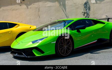 SESTRI LEVANTE, ITALIEN - 18. Jul 2020: Neongrünes Superauto Lamborghini Performance auf der Straße gegenüber Seitenwege geparkt. Stockfoto