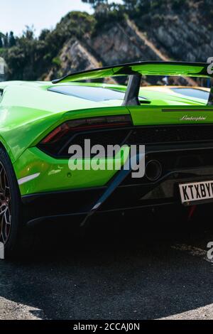 SESTRI LEVANTE, ITALIEN - Jul 18, 2020: Neongrün Lamborghini Performance super Auto Nahaufnahme Auspuff auf der Straße geparkt Stockfoto