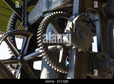 Mechanische Symphonie: Nahaufnahme von Antique Gears in Motion Stockfoto