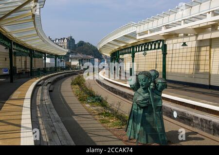 Stillgelegte Orient Express Station und Rug People Skulptur Folkestone Hafen Bahnhof Kent England Stockfoto