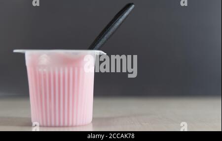 Erdbeerjoghurt. Joghurt ist eine Zutat aus Milch weit in Brasilien, vor allem zum Frühstück konsumiert abgeleitet. Auf dem Markt finden wir sie in d Stockfoto