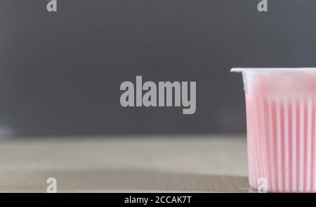 Erdbeerjoghurt. Joghurt ist eine Zutat aus Milch weit in Brasilien, vor allem zum Frühstück konsumiert abgeleitet. Auf dem Markt finden wir sie in d Stockfoto