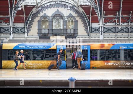 London, Großbritannien - 17. April 2019 - Passagiere, die am Bahnhof London Paddington in den Heathrow Express einsteigen Stockfoto