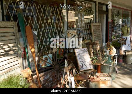 Ein Antiquitätengeschäft an der Mavis Avenue in der Stadt Fort Langley, British Columbia, Kanada Stockfoto