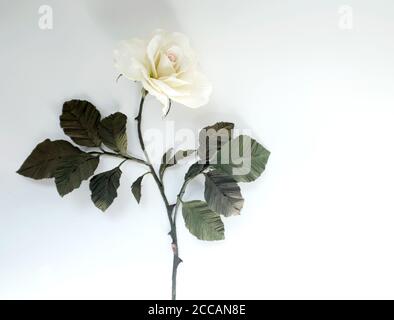 Papierblume (Weiße Rose mit grünen Blättern) Mit Kopierbereich Stockfoto