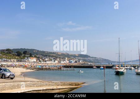 Blick vom Cobb auf den Strand und das Wasser bei Lyme Regis, einem beliebten Badeort an der Jurassic Coast in Dorset, Südwestengland Stockfoto