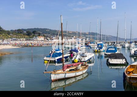 Segel- und Motorboote liegen im Cobb in Lyme Regis, einem beliebten Badeort an der Jurassic Coast in Dorset, Südwestengland Stockfoto