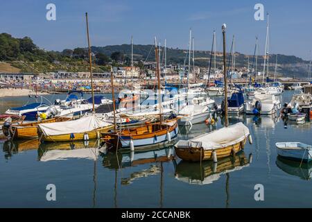 Segel- und Motorboote liegen im Cobb in Lyme Regis, einem beliebten Badeort an der Jurassic Coast in Dorset, Südwestengland Stockfoto