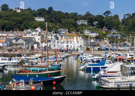 Segel- und Motorboote liegen im Cobb in Lyme Regis, einem beliebten Badeort an der Jurassic Coast in Dorset, Südwestengland Stockfoto