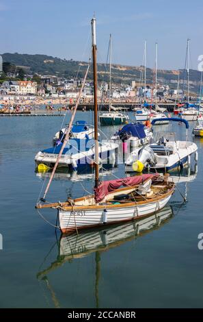 Segel- und Motorboote liegen im Cobb in Lyme Regis, einem beliebten Badeort an der Jurassic Coast in Dorset, Südwestengland Stockfoto