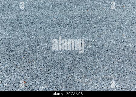 Bildmitte ist der Punkt mit dem größten Fokus Horizontale Nahaufnahme eines vorbereiteten Gesteinsbeckens für einen Zementguss auf einer Baustelle. Stockfoto