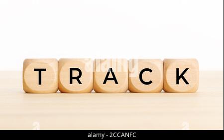 Track-Konzept. Holzblock mit Text auf Holztisch. Speicherplatz kopieren Stockfoto