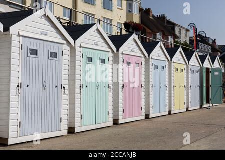 Farbige Strandhütten an der Promenade in Lyme Regis Stockfoto