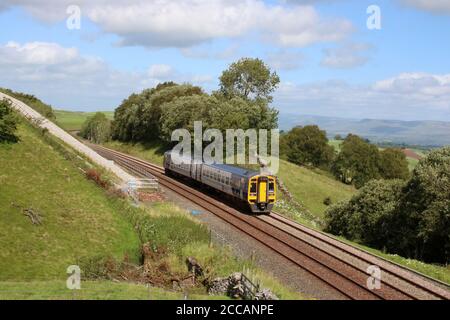 Zwei Wagen der Baureihe 158 Express Sprinter dmu in nördlicher Lackierung auf der Eisenbahnlinie mit Personenzug, 20. August 2020. Stockfoto