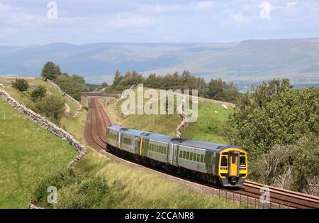 Zwei Wagen der Baureihe 158 Express Sprinter dmu in Northern Lacky mit Personenverkehr auf der Linie zur Carlisle Eisenbahnlinie, 20. August 2020. Stockfoto