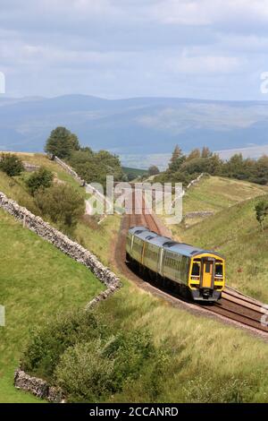 Zwei Wagen der Baureihe 158 Express Sprinter dmu in Northern Lacky mit Personenverkehr auf der Linie zur Carlisle Eisenbahnlinie, 20. August 2020. Stockfoto